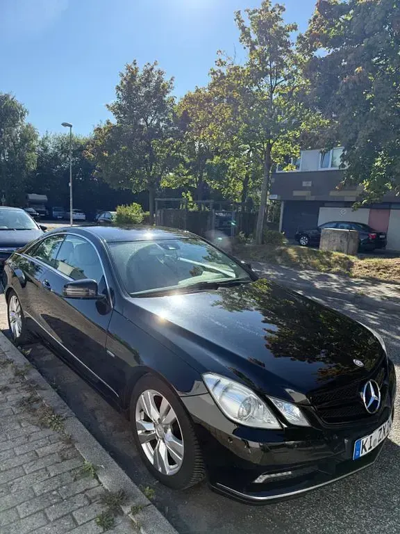 Gebraucht Mercedes E250 204 PS (150 kW) 2010 Schwarz Coupé