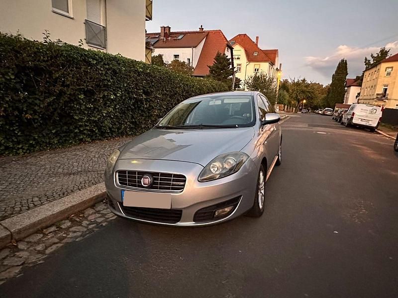 Silber Gebraucht 2011 Fiat Croma Kombi | 3.600 € (Etwas zu teuer) - Bild 1/4