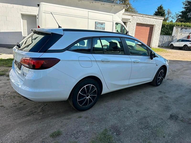 Weiß Gebraucht 2016 Opel Astra Kombi | 4.850 € (Fairer Preis) - Bild 1/4