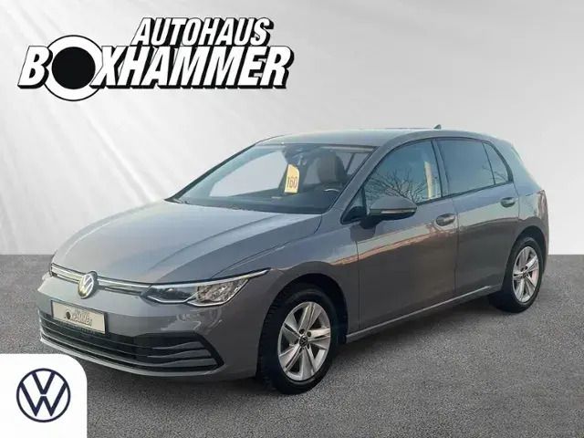 Grau (mondsteingrau) Gebraucht 2020 VW Golf VIII Life Limousine | 19.890 € (Fairer Preis) - Bild 1/4