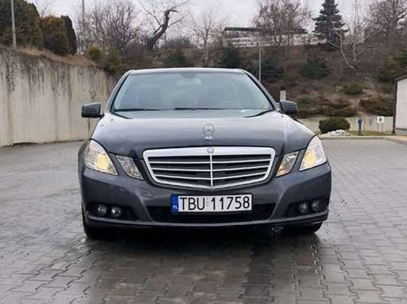 Grau Gebraucht 2011 Mercedes E220 Limousine | 10.400 € (Superpreis) - Bild 1/4