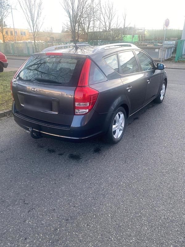 Usado Kia Ceed 128 HP (94 kW) 2011 Cinzento Citadino