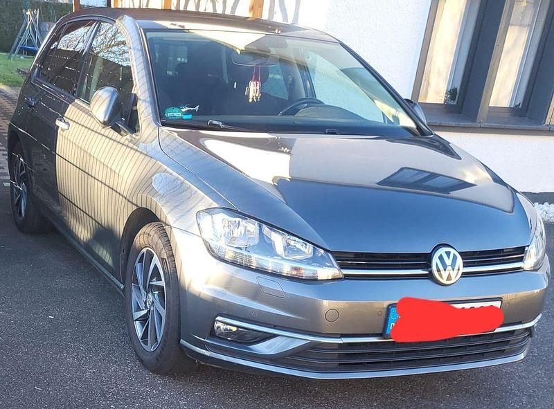 Grau Gebraucht 2018 VW Golf Sound Limousine | 8.750 € (Guter Preis) - Bild 1/4