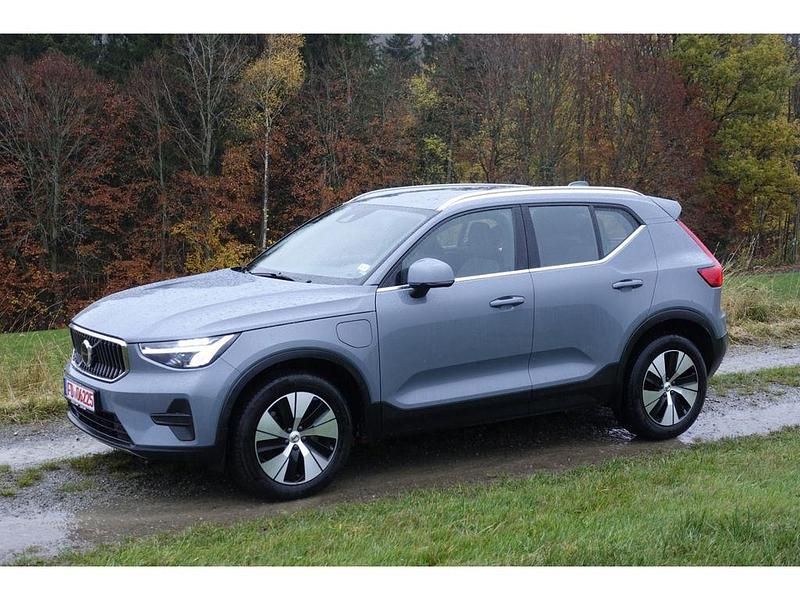 Grau Gebraucht 2022 Volvo XC40 Plus SUV | 29.990 € (Fairer Preis) - Bild 1/4