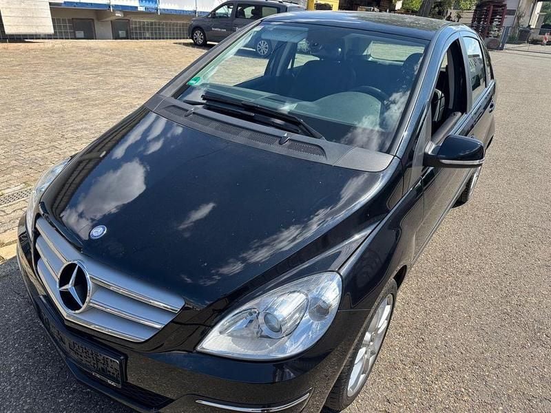 Schwarz Gebraucht 2010 Mercedes B180 Sport Edition Van / Kleinbus | 5.990 € (Fairer Preis) - Bild 1/4