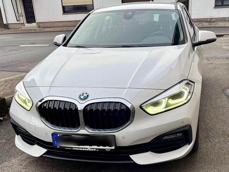 Weiß Gebraucht 2022 BMW 116 Advantage Kleinwagen | 16.900 € (Superpreis) - Bild 1/4