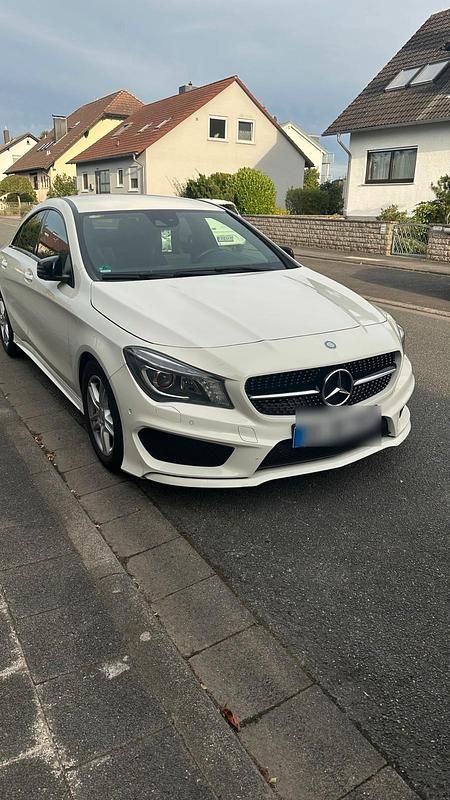 Weiß Gebraucht 2016 Mercedes CLA200 AMG line Limousine | 13.400 € (Fairer Preis) - Bild 1/4