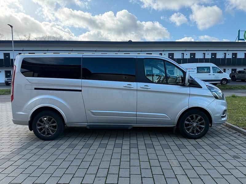 Gebraucht Ford Tourneo 131 PS (96 kW) 2018 Silber Van / Kleinbus