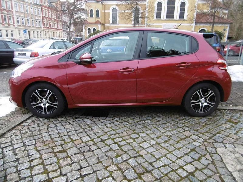 Gebraucht Peugeot 208 Active 95 PS (69 kW) 2012 Rot erythree/metallic Kleinwagen