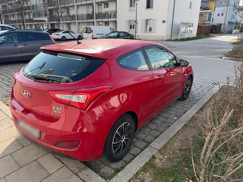 Gebraucht Hyundai Coupé 90 PS (66 kW) 2014 Rot Coupé