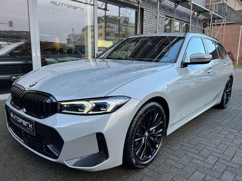 Brooklyn grau (metallic) Gebraucht 2023 BMW 320 M Sport Kombi | 38.390 € (Fairer Preis) - Bild 1/4