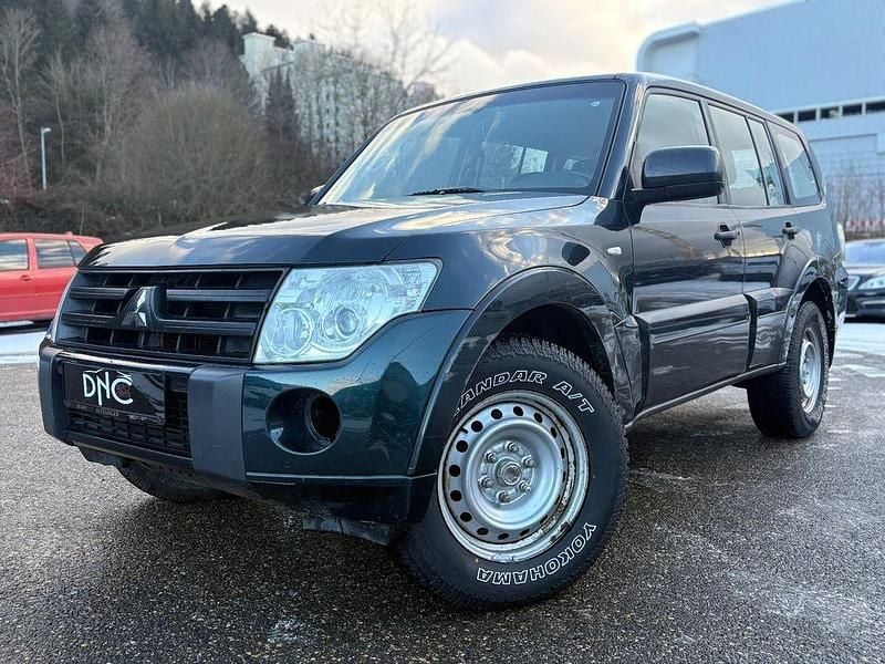 Grün Gebraucht 2011 Mitsubishi Pajero Inform SUV | 8.999 € (Superpreis) - Bild 1/4