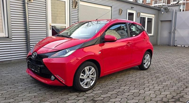 Gebraucht Toyota Aygo X-play 69 PS (50 kW) 2017 Rot Kleinwagen