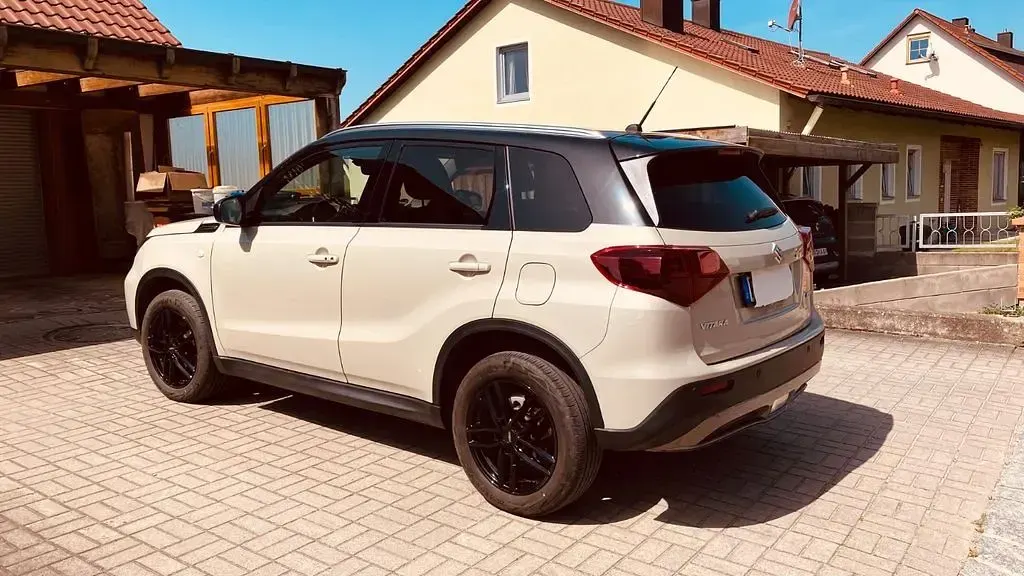 Gebraucht Suzuki Vitara Comfort+ 129 PS (94 kW) 2024 Beige SUV