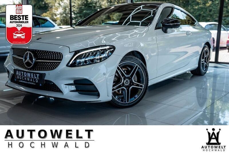 Weiß Gebraucht 2019 Mercedes C180 AMG line Coupé | 31.990 € (Etwas zu teuer) - Bild 1/4