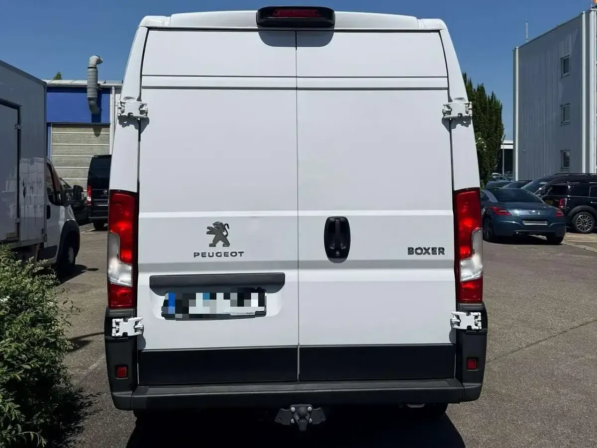 Gebraucht Peugeot Boxer Premium 140 PS (102 kW) 2022 Lackierung weiss icy/deckende Van