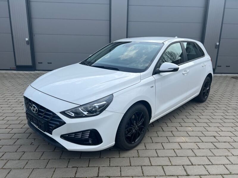 Weiß Gebraucht 2023 Hyundai i30 Prime Limousine | 20.980 € (Guter Preis) - Bild 1/4
