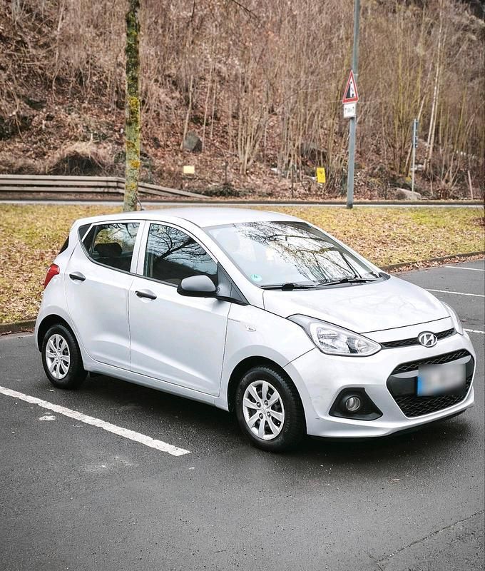 Gebraucht Hyundai i10 67 PS (49 kW) 2015 Silber Kleinwagen