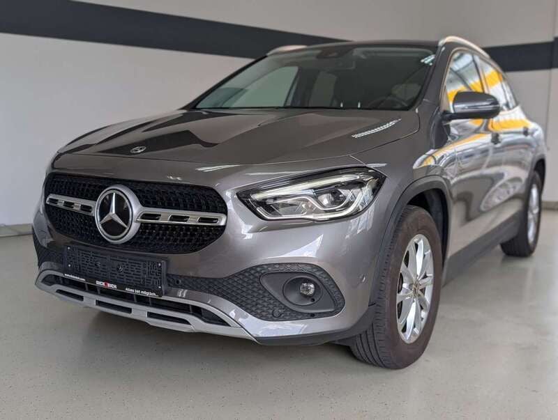 Grau Gebraucht 2021 Mercedes GLA220 Business SUV | 25.980 € (Superpreis) - Bild 1/4