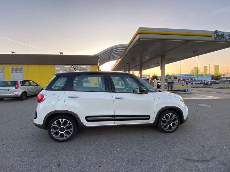 Weiß Gebraucht 2017 Fiat 500L Van / Kleinbus | 9.900 € (Etwas zu teuer) - Bild 1/4