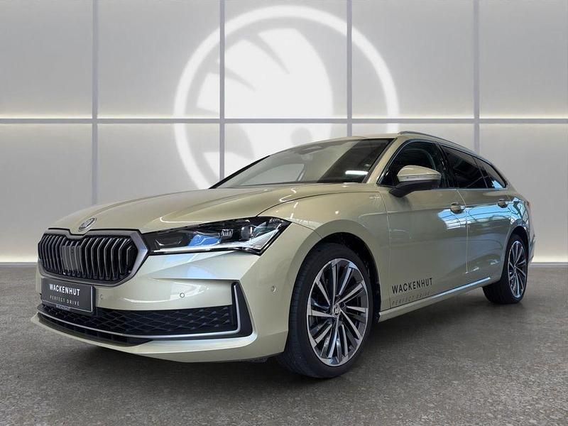 Gelb Gebraucht 2024 Skoda Superb LAURIN & KLEMENT Kombi | 48.800 € - Bild 1/4