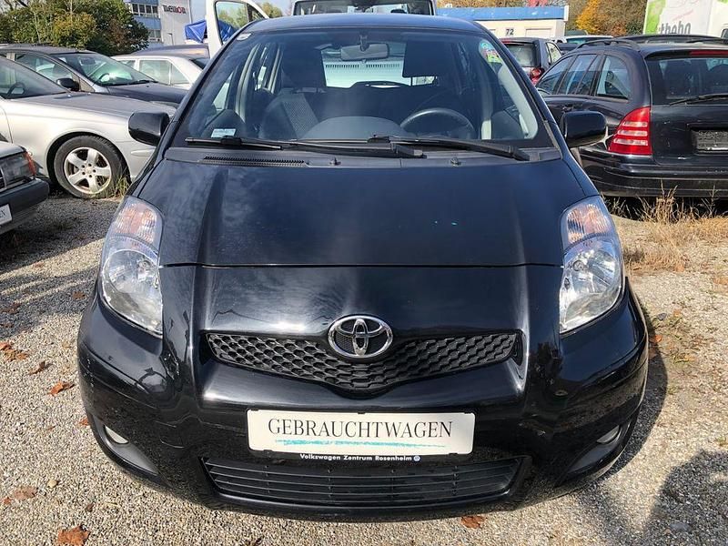 Schwarz Gebraucht 2010 Toyota Yaris Cool Limousine | 4.999 € (Fairer Preis) - Bild 1/4