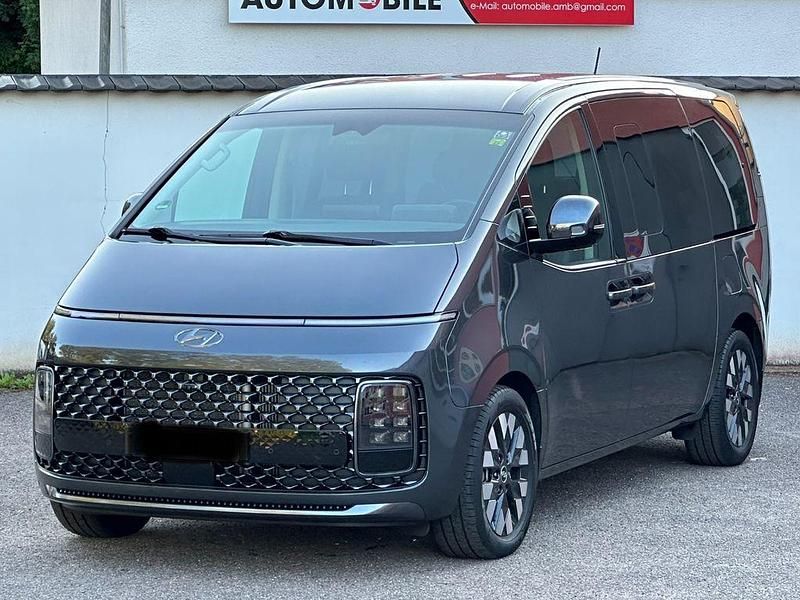 Grau Gebraucht 2021 Hyundai Staria Signature Van | 39.990 € (Etwas zu teuer) - Bild 1/4