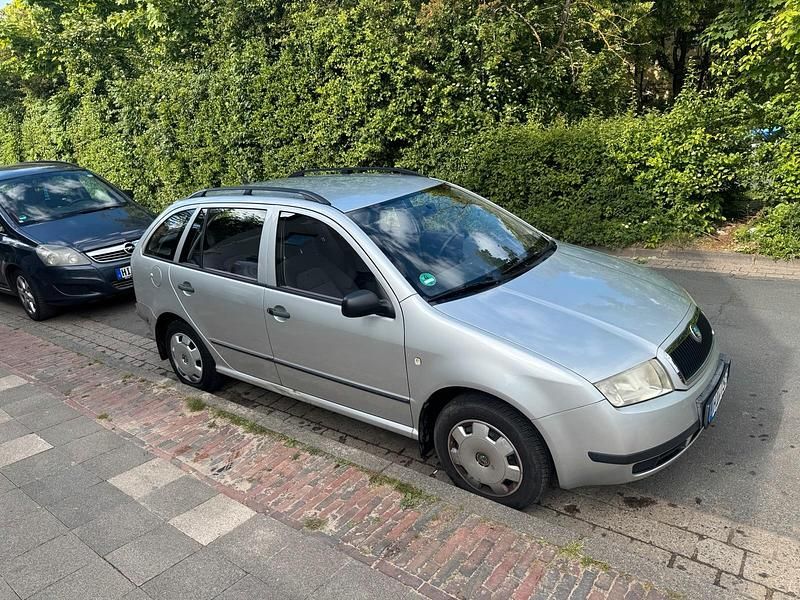 Silber Gebraucht 2003 Skoda Fabia Kleinwagen | 1.500 € (Fairer Preis) - Bild 1/4