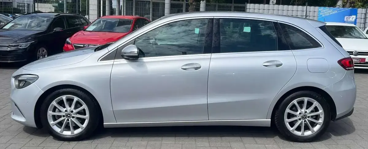 Gebraucht Mercedes B180 136 PS (100 kW) 2019 Iridiumsilber  metalliclack Kleinwagen