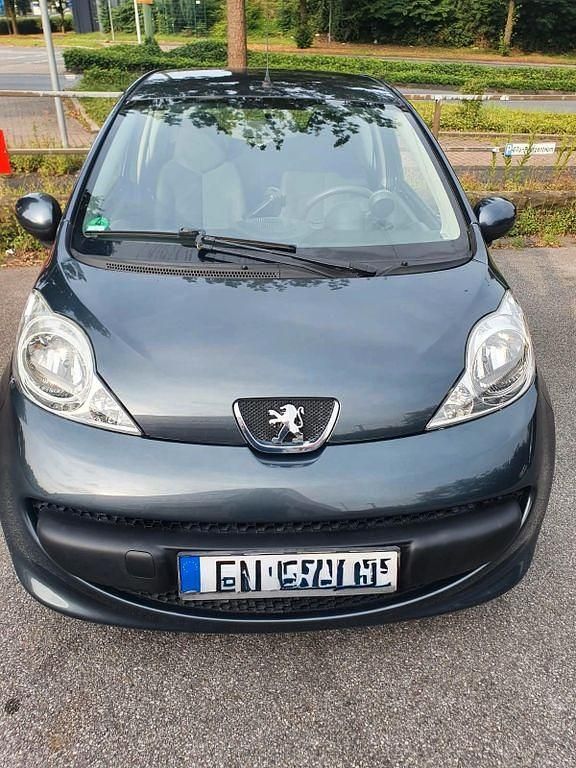 Grau Gebraucht 2005 Peugeot 107 Kleinwagen | 1.799 € (Fairer Preis) - Bild 1/4