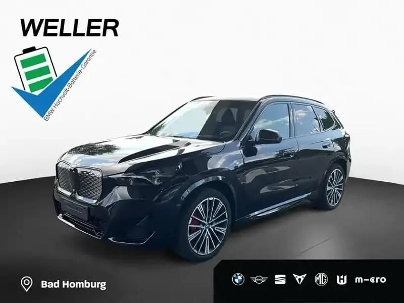 Saphirschwarz metallic (schwarz) Neu 2025 BMW iX1 Competition Edition SUV | 63.990 € (Fairer Preis) - Bild 1/4
