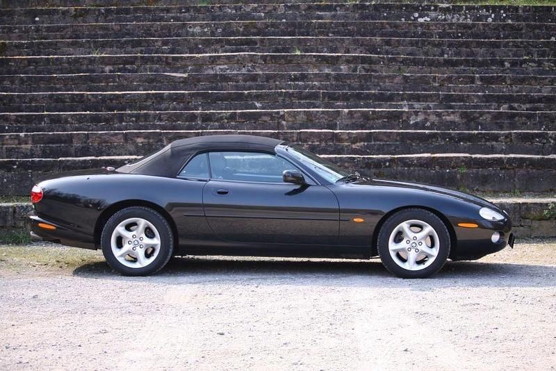 Używany Jaguar XK8 284 KM (208 kW) 2001 Czarny Kabriolet