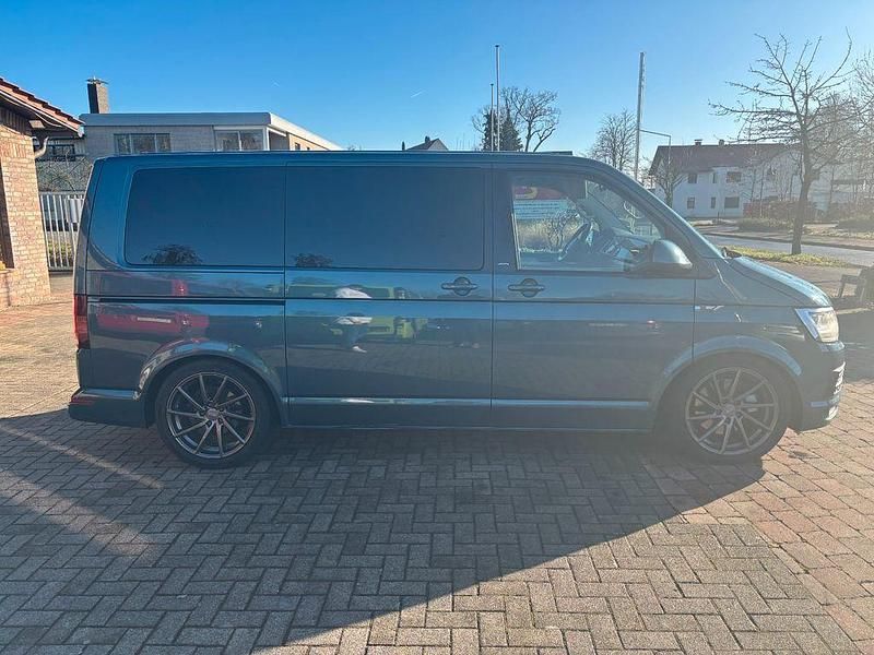 Second-hand VW Multivan 199 CP (146 kW) 2018 Verde Monovolum