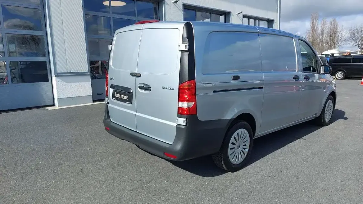 Gebraucht Mercedes Vito 163 PS (119 kW) 2024 Hightechsilber metallic Van