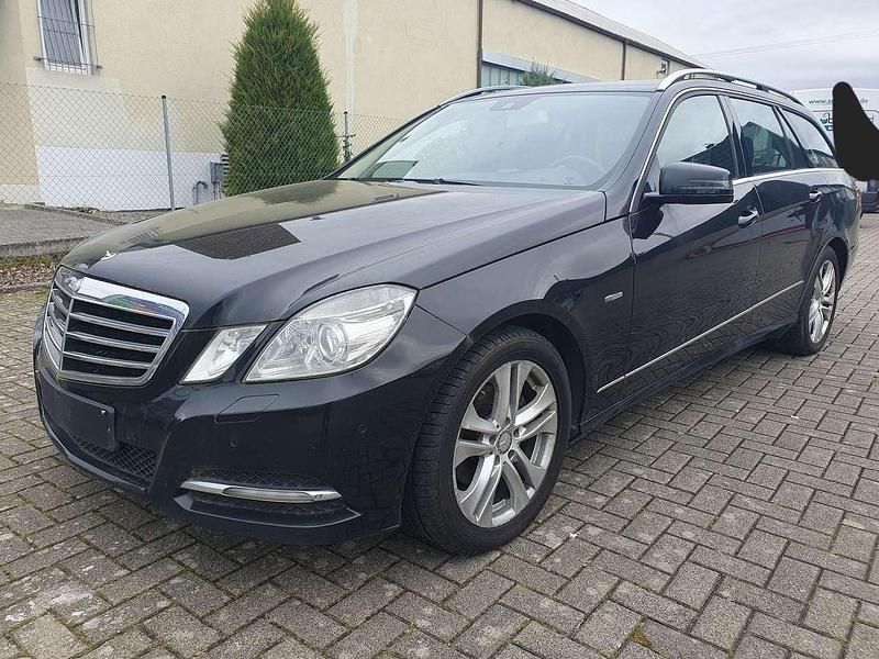 Obsidianschwarz metalliclack Gebraucht 2011 Mercedes E200 Kombi | 9.990 € (Fairer Preis) - Bild 1/4