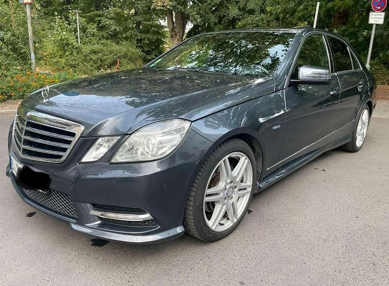 Gebraucht Mercedes E220 Avantgarde 170 PS (125 kW) 2012 Grau Limousine