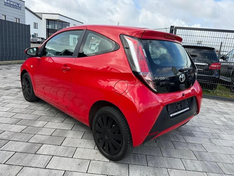 Gebraucht Toyota Aygo 69 PS (50 kW) 2017 Rot Kleinwagen