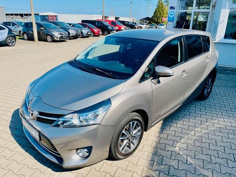 Gebraucht Toyota Verso Comfort 147 PS (108 kW) 2015 Silber Van / Kleinbus