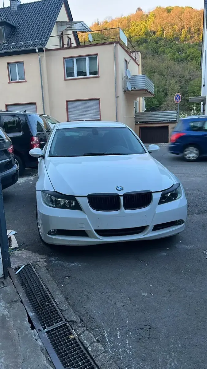 Gebraucht BMW 318 146 PS (107 kW) 2008 Weiß Limousine