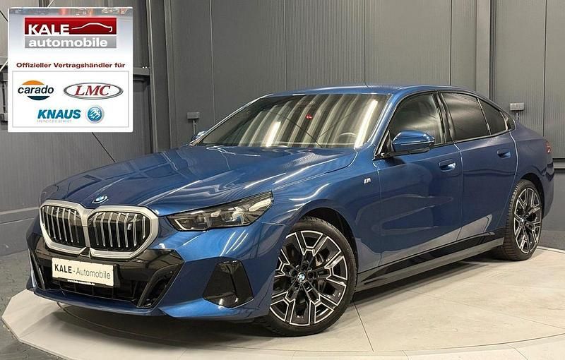 Phytobicblau metallic Gebraucht 2023 BMW i5 M Sport Limousine | 52.970 € (Superpreis) - Bild 1/4