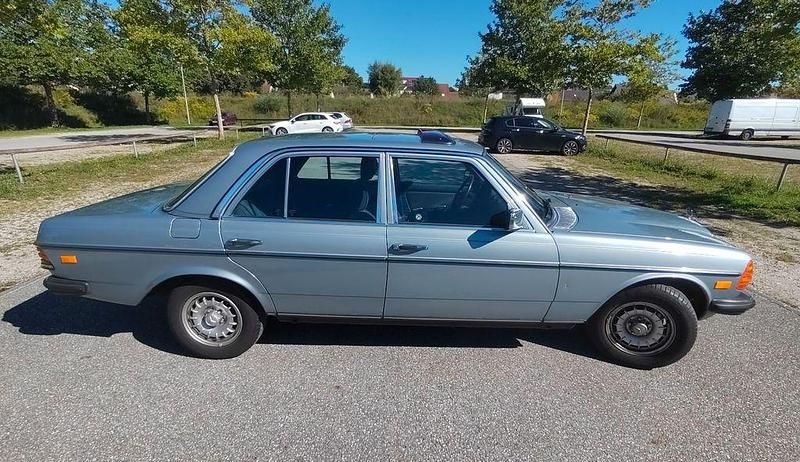Gebraucht Mercedes E230 136 PS (100 kW) 1981 Blau Limousine
