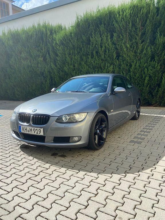 Grau Gebraucht 2008 BMW 320 Comfort Edition Coupé | 5.249 € (Guter Preis) - Bild 1/4