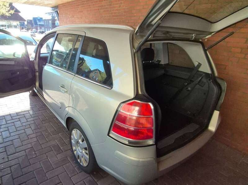 Grau Gebraucht 2007 Opel Zafira Catch Me Van / Kleinbus | 2.200 € (Etwas zu teuer) - Bild 1/4