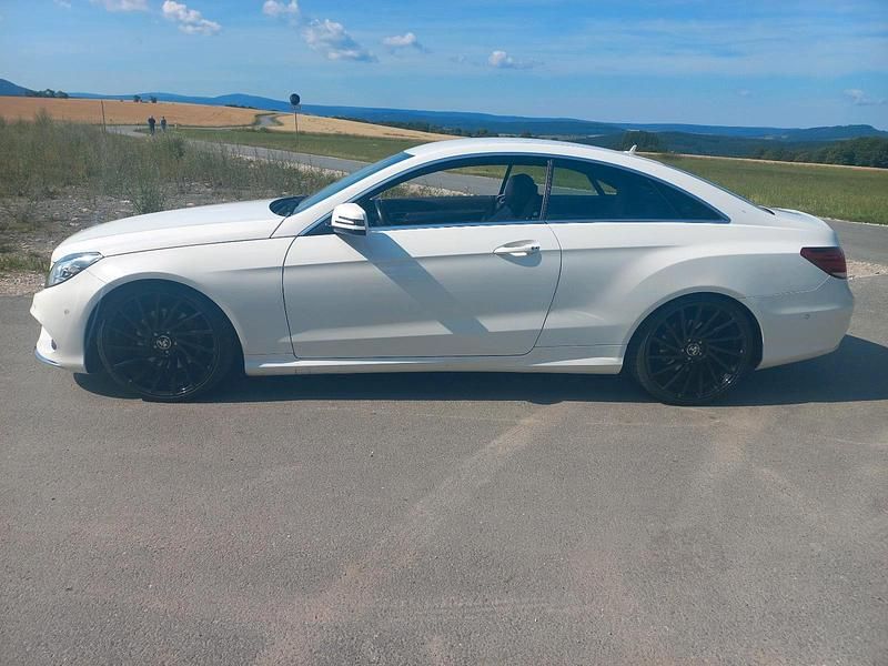 Weiß Gebraucht 2013 Mercedes E200 AMG line Coupé | 14.400 € - Bild 1/4