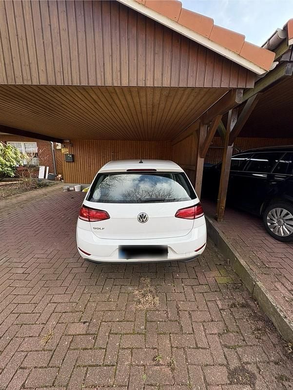 Gebraucht VW Golf VII Trendline 110 PS (80 kW) 2018 Weiß Limousine