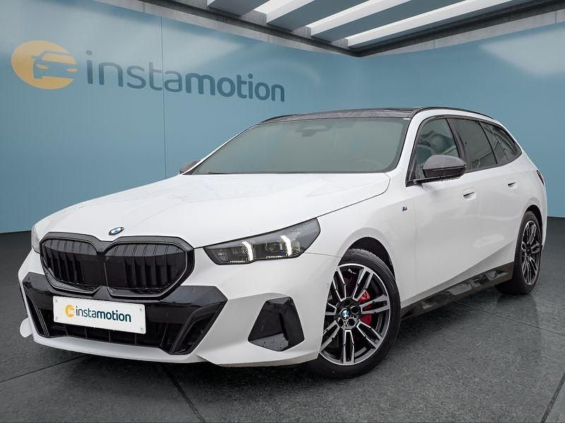 Weiß Gebraucht 2024 BMW 540 Kombi | 66.099 € - Bild 1/4