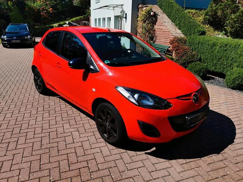 Gebraucht Mazda 2 Inclusive 75 PS (55 kW) 2013 Rot Kleinwagen
