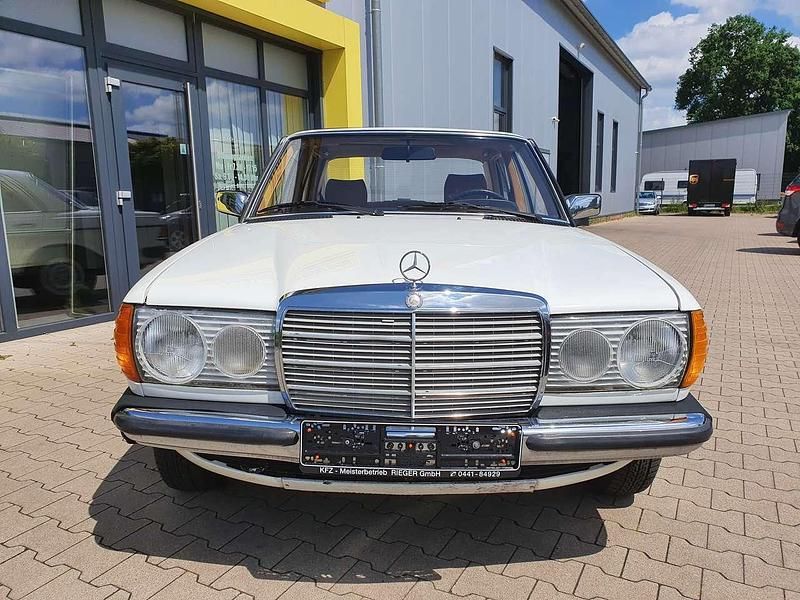 Gebraucht Mercedes 200 109 PS (80 kW) 1982 Weiss Limousine