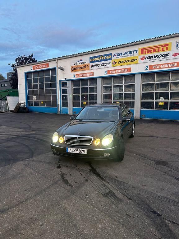 Schwarz Gebraucht 2004 Mercedes E220 Avantgarde Limousine | 4.900 € (Fairer Preis) - Bild 1/4