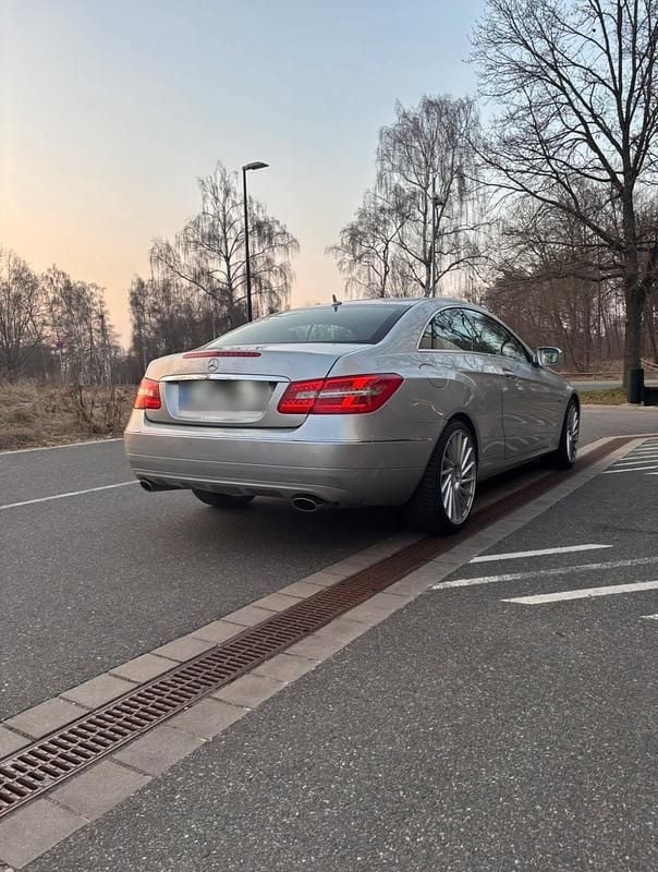 Gebraucht Mercedes E350 306 PS (225 kW) 2009 Silber Coupé